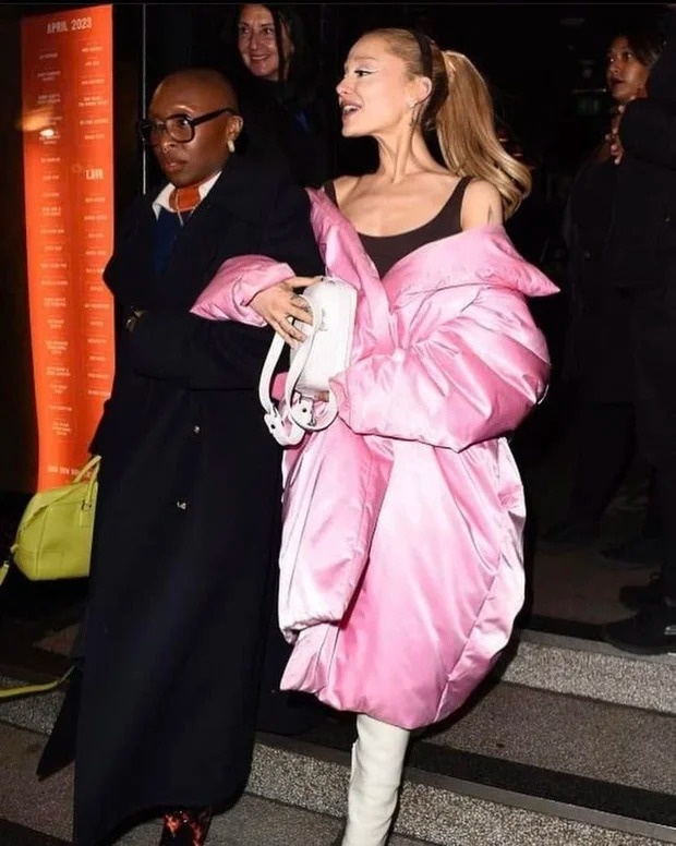 Ariana Grande tham dự buổi hòa nhạc của Jeff Goldblum ở London. Ảnh: Justjared.
