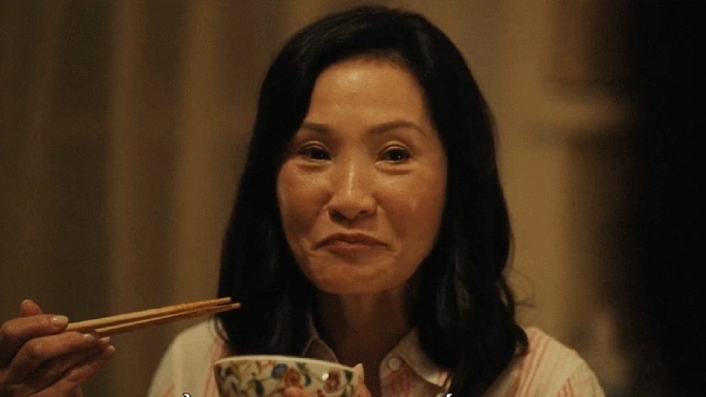 Trong phim, Hồng Đào vào vai mẹ của nữ chính Amy (Ali Wong).
