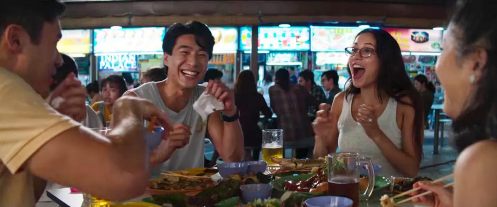 Các nhân vật thưởng thức món ăn đường phố trong Crazy Rich Asians (2018).
