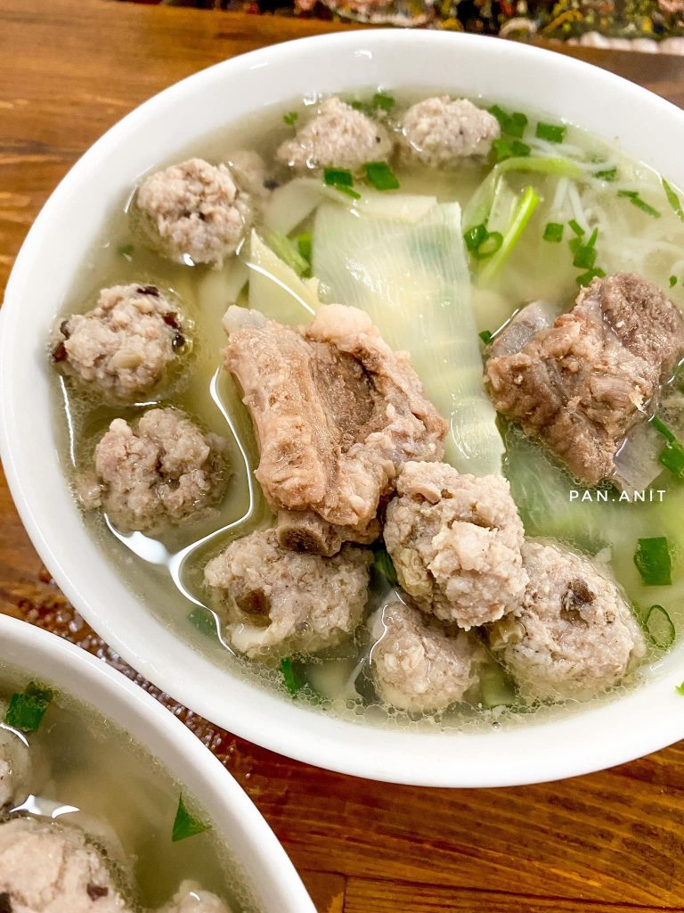 Viên mọc tròn đầy thu hút nhiều thực khách đến với quán Thủy. Ảnh: Phanh Nguyễn.
