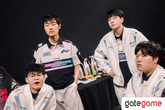 Nhưng Knight (hàng đứng, bên trái) đã trở thành tuyển thủ thuộc đội LPL thua khu vực Minor nhiều nhất