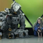 Nhân vật chính Hugh và cô bé Diana trong bối cảnh mặt trăng tuyệt đẹp của tựa game viễn tưởng Pragmata.