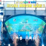 Toàn cảnh lễ khai mạc giải đua thuyền tại Lễ hội đua biển Hoài Nhơn 2026