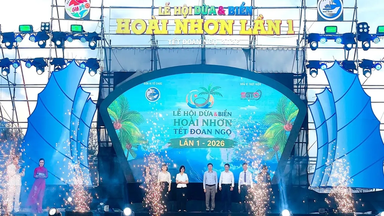 Toàn cảnh lễ khai mạc giải đua thuyền tại Lễ hội đua biển Hoài Nhơn 2026