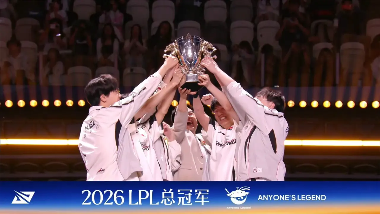 Đội tuyển Anyone's Legend nâng cúp vô địch LPL 2026 sau khi đánh bại BLG