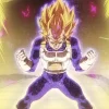 Cận cảnh Vegeta tóc vàng nghiến răng giữa luồng sáng vàng tím trong Dragon Ball Super: Beerus.
