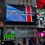 Biển quảng cáo có dòng Keelah Si’yah và SaveMassEffect phía trên cửa hàng Pelé giữa các màn hình tại Times Square.