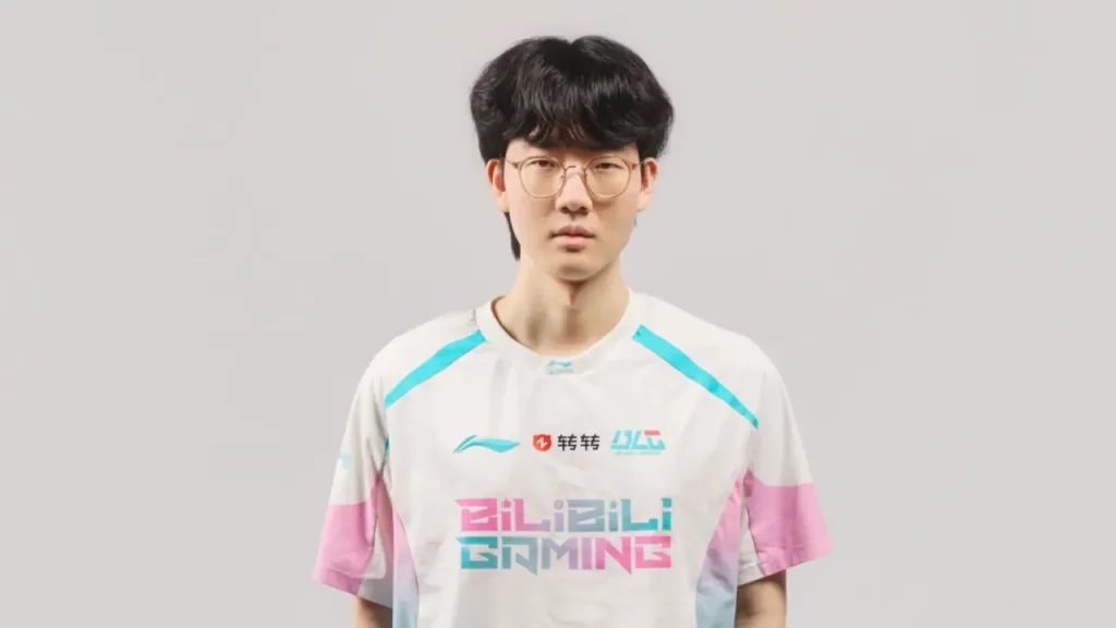Viper đeo kính, đặt tay lên lưng ghế thi đấu trên sân khấu MSI 2026.