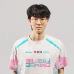 Viper đeo kính, đặt tay lên lưng ghế thi đấu trên sân khấu MSI 2026.
