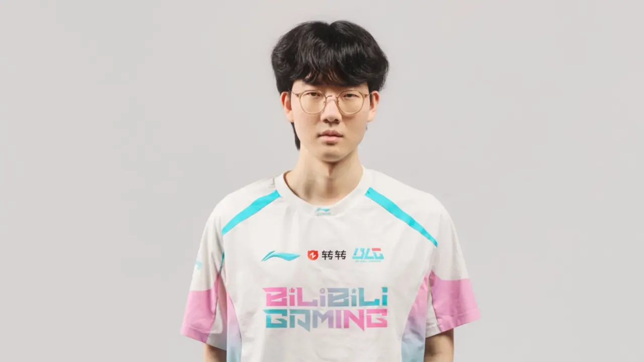 Viper đeo kính, đặt tay lên lưng ghế thi đấu trên sân khấu MSI 2026.
